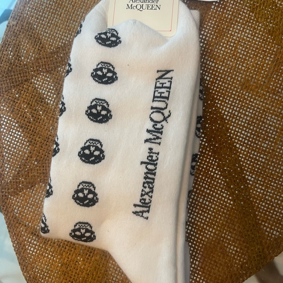 Alexander McQueen White and Black Skull Motif Casual Socks - Picture 5 of 5